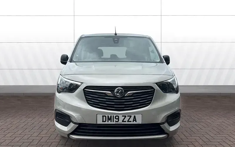 Used Vauxhall Combo Design Edition 110 HP (80 kW) 2019 Grey MPV