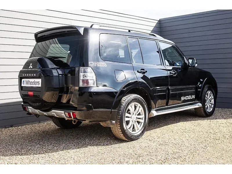 Used Mitsubishi Shogun 187 HP (137 kW) 2017 Black SUV