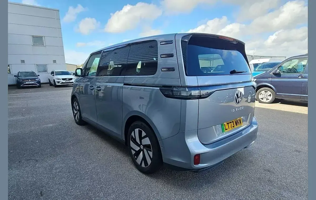 Usado VW ID. Buzz Pro 147 kW (200 HP) 2023 Prateado Monovolume