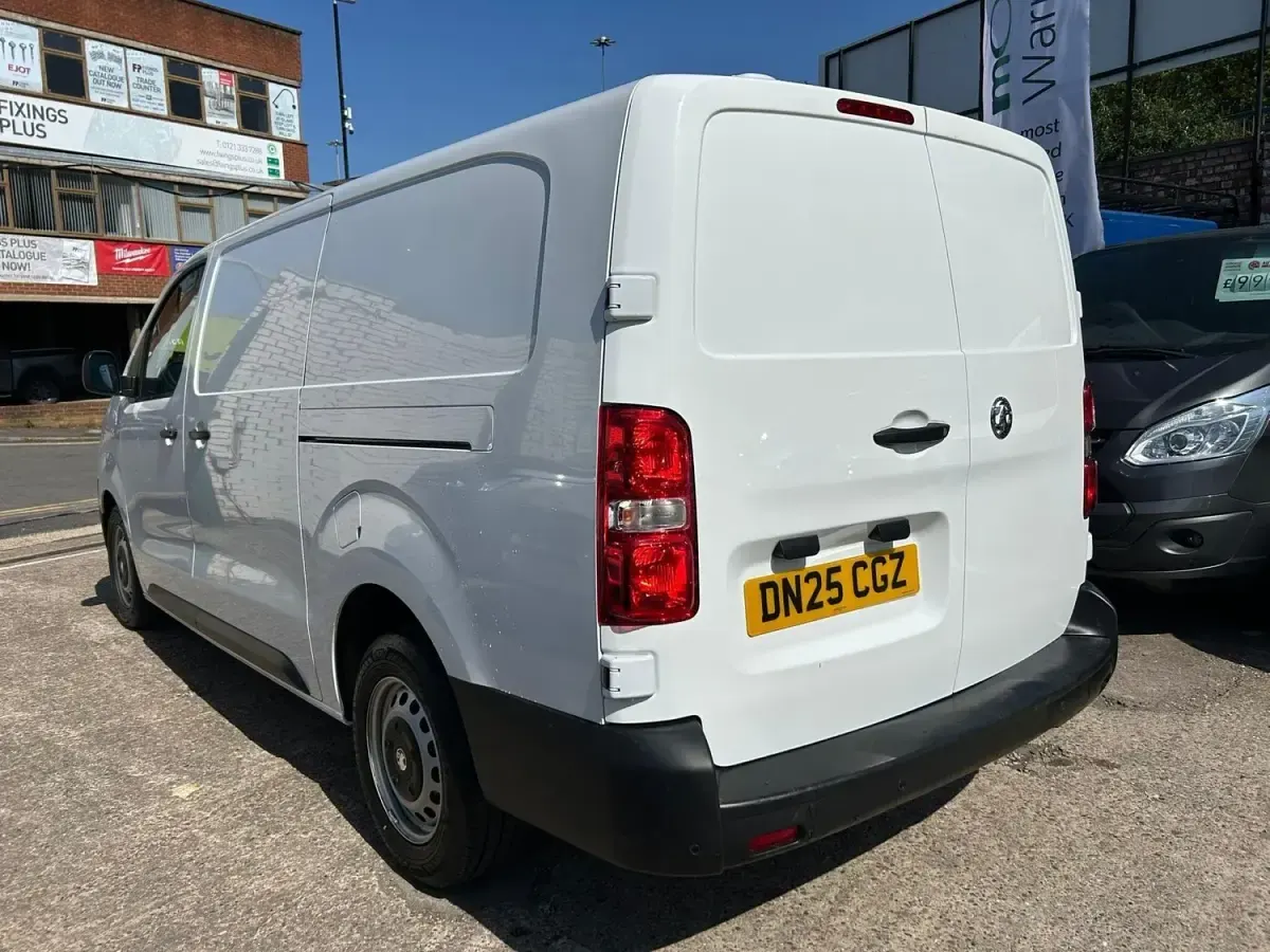 Second-hand Vauxhall Vivaro S 2025 Alb Monovolum