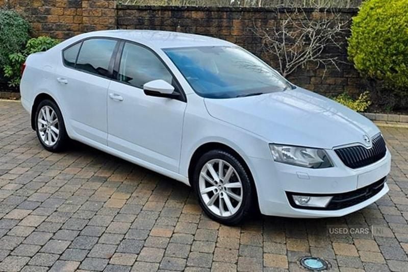 White Used 2015 Skoda Octavia Elegance Hatchback | £8,145 (Fair price) - Image 1/1
