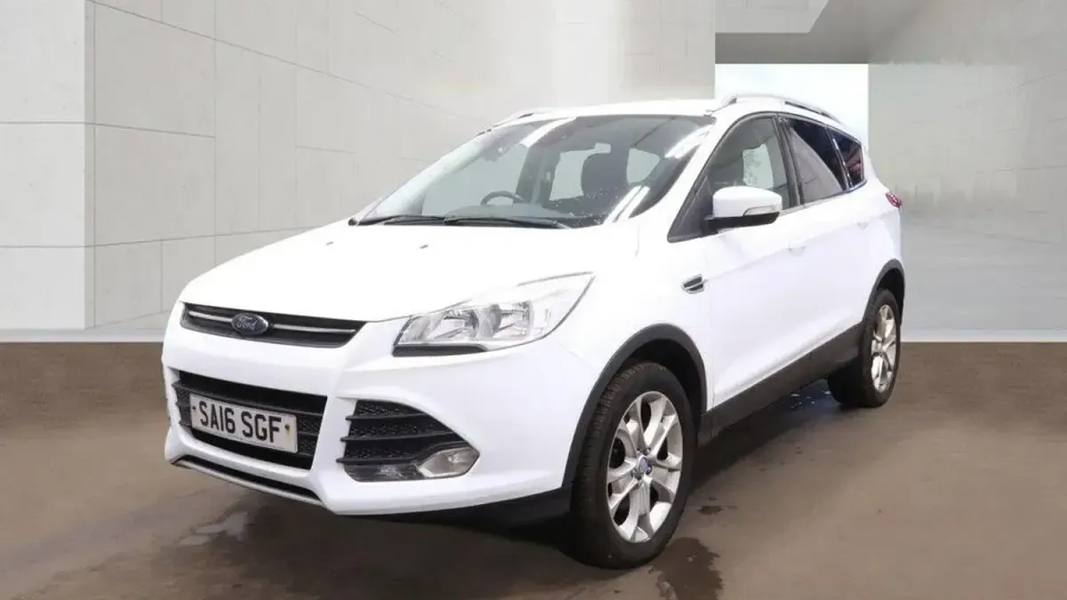 Usado Ford Kuga Zetec 150 HP (110 kW) 2016 Branco SUV