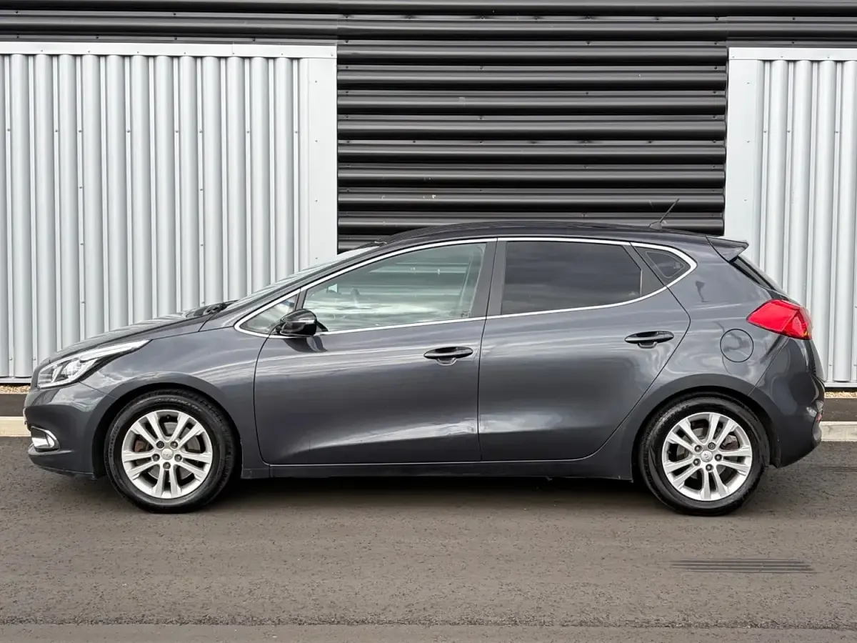 Begagnad Kia Ceed 2014 Silver Halvkombi