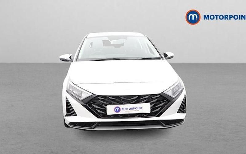 Used Hyundai i20 Advanced 101 HP (74 kW) 2024 White Hatchback