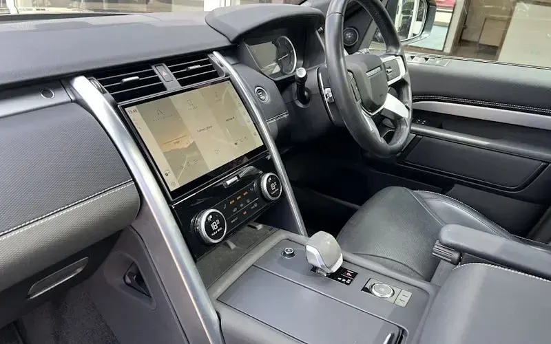 Used Land Rover Discovery 5 SE Dynamic 300 HP (220 kW) 2023 SUV