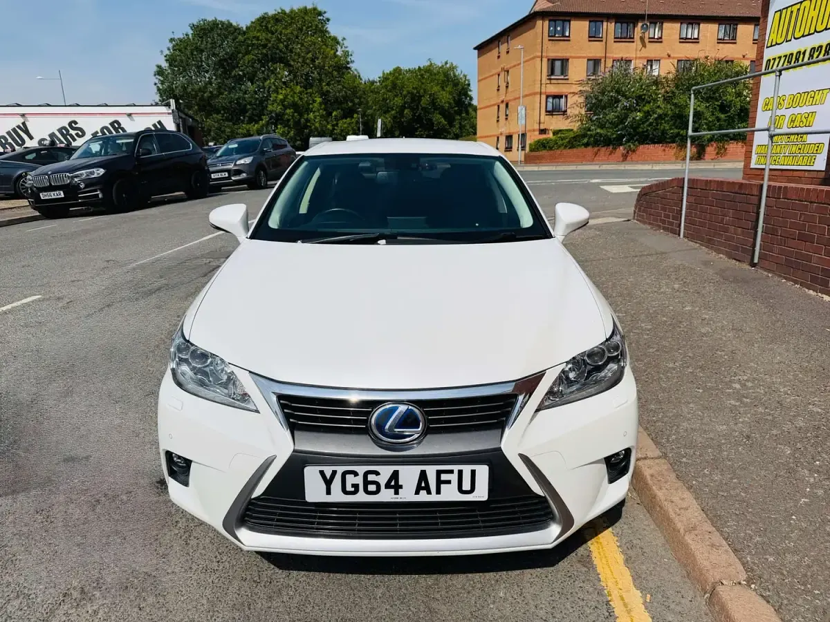 Used Lexus CT200h 136 HP (100 kW) 2014 White Hatchback