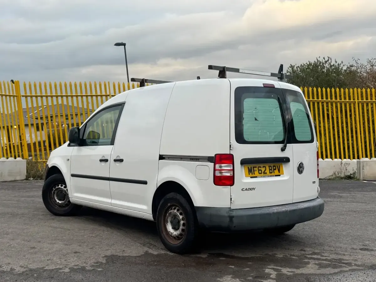 Begagnad VW Caddy 75 HK (55 kW) 2012 Vit Minibuss