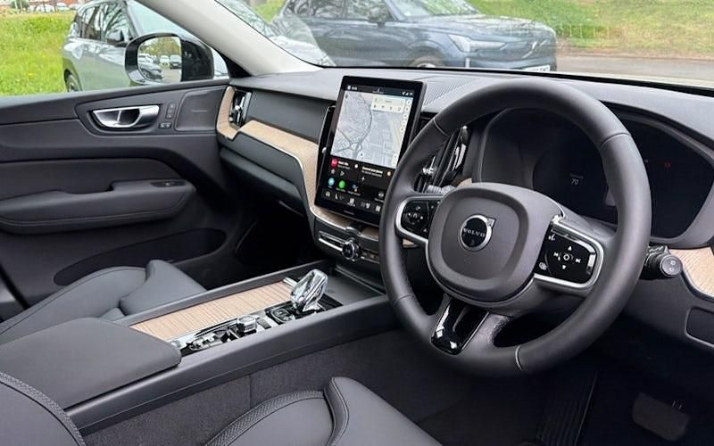 Second-hand Volvo XC60 Plus 250 CP (183 kW) 2025 Argintiu SUV
