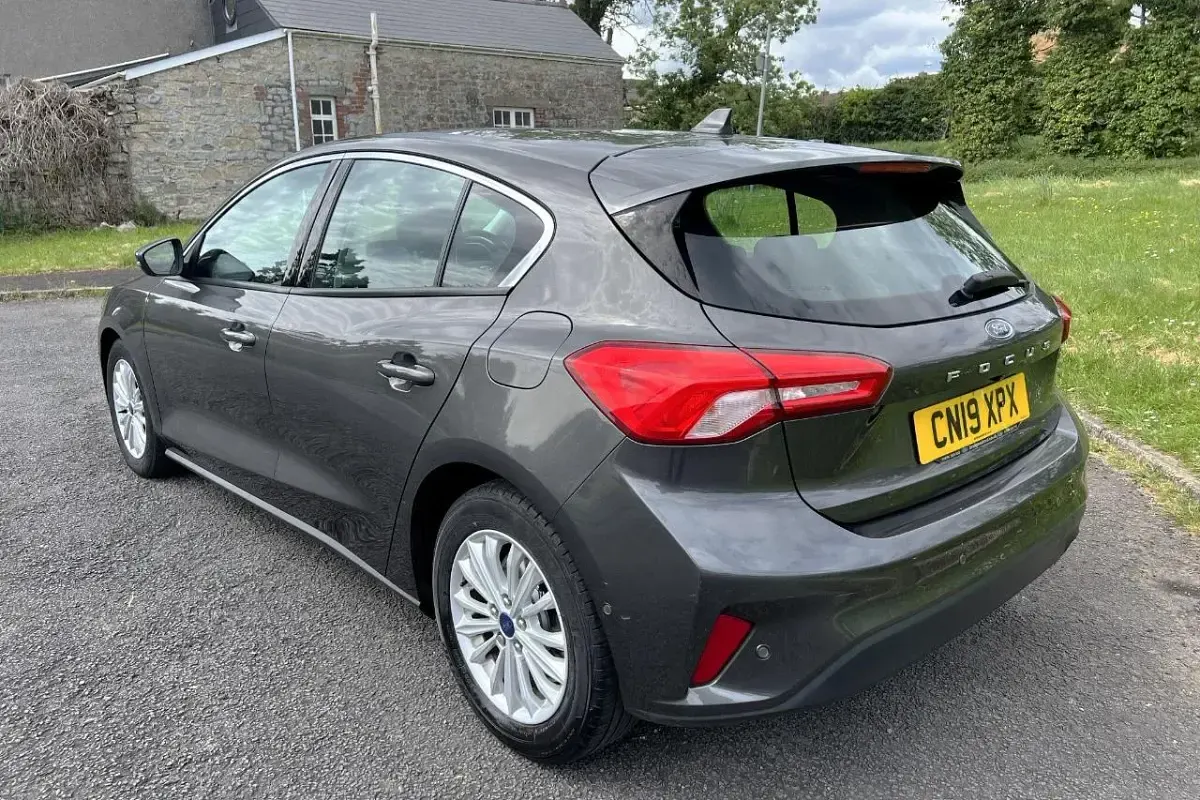 Gebraucht Ford Focus Titanium 123 PS (90 kW) 2019 Grau Kleinwagen