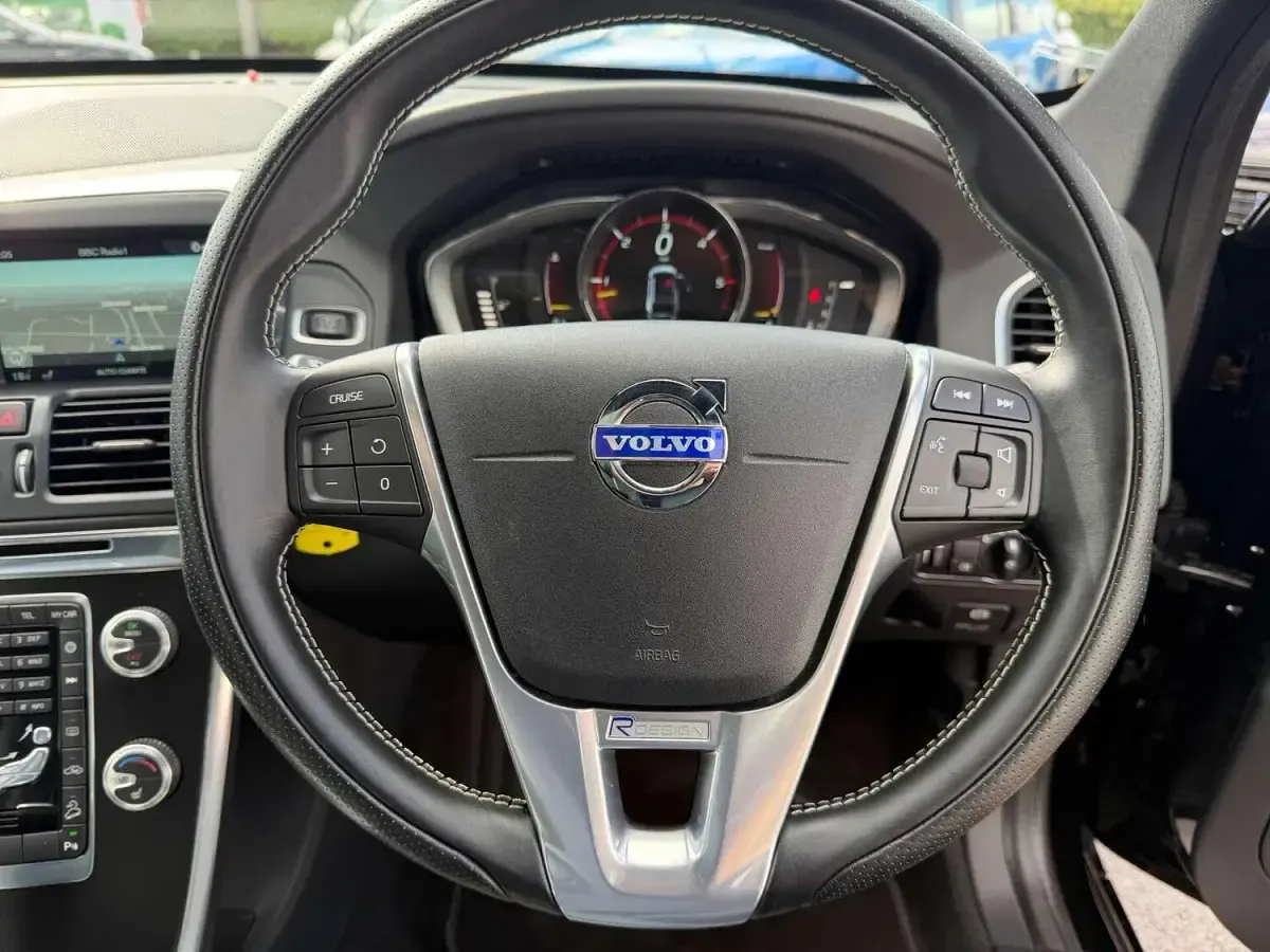 Used Volvo XC60 R-Design 215 HP (158 kW) 2014 Black SUV