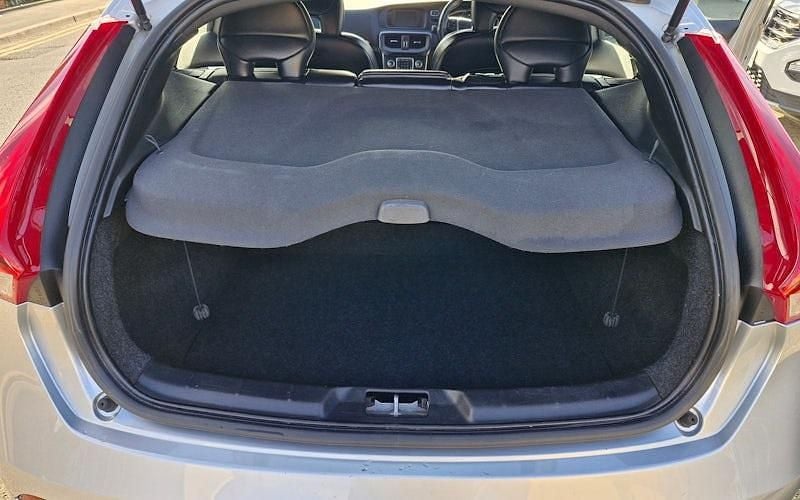 Begagnad Volvo V40 R-Design 120 HK (88 kW) 2019 Halvkombi