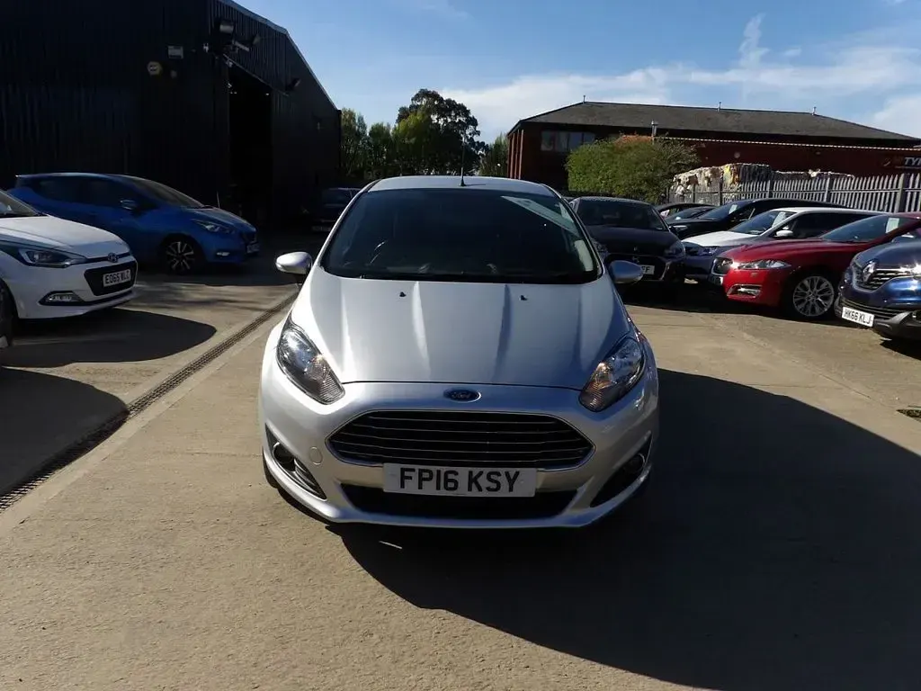 Käytetty Ford Fiesta Style 75 HP (55 kW) 2016 Hopea Viistoperä