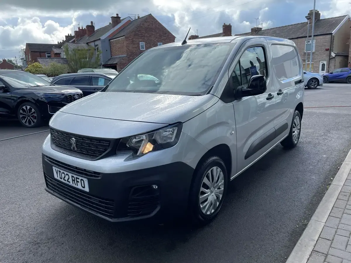 Usado Peugeot Partner 131 HP (96 kW) 2022 Prateado Monovolume