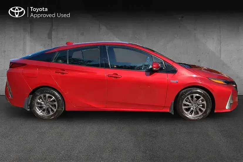 Used Toyota Prius 122 HP (89 kW) 2017 Red Hatchback