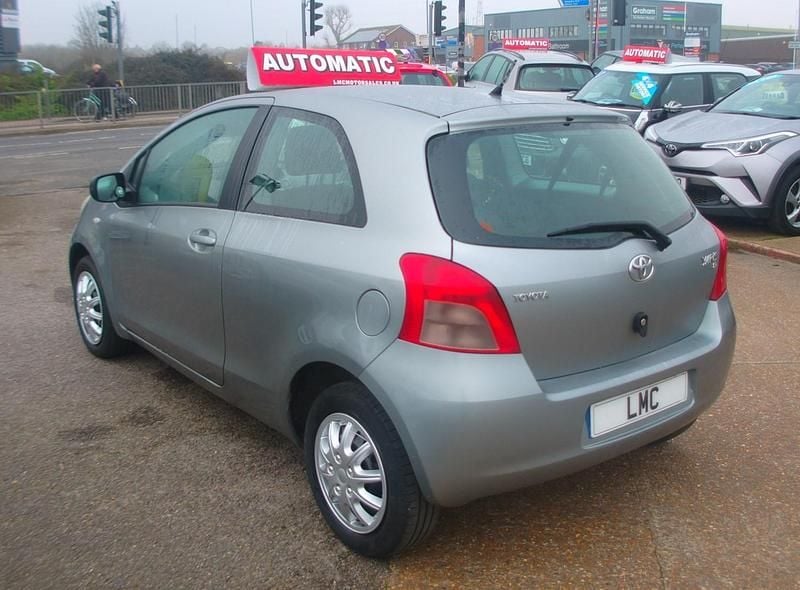 Used Toyota Yaris T3 85 HP (62 kW) 2007 Silver Hatchback
