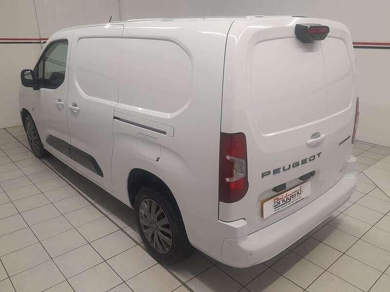 Second-hand Peugeot Partner S 131 CP (96 kW) 2024 Alb Monovolum