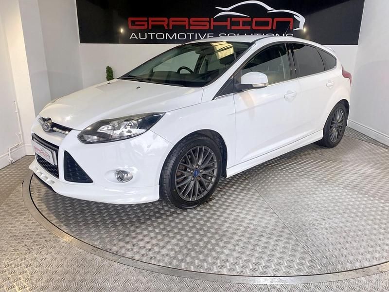 Used Ford Focus Zetec 163 HP (119 kW) 2012 White Hatchback