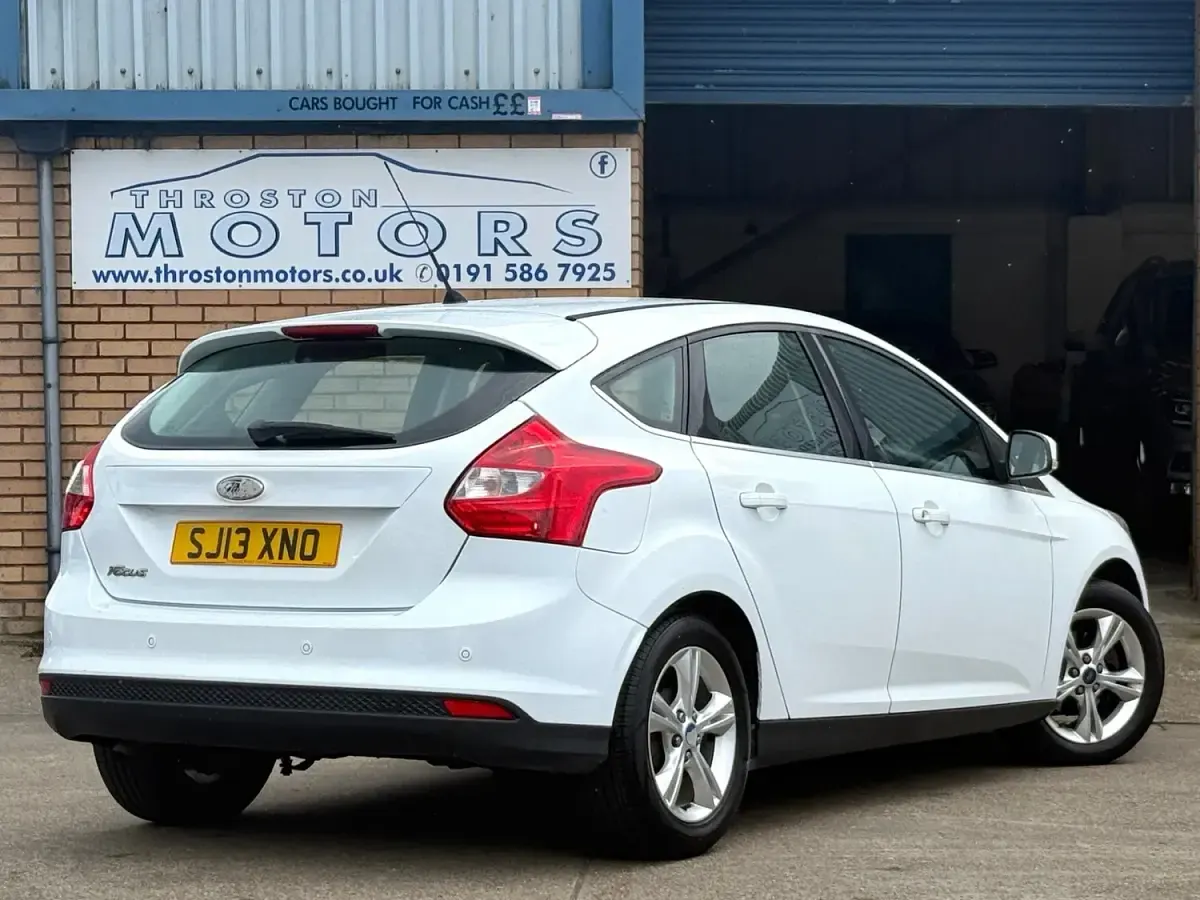 Used Ford Focus Zetec 2013 White Hatchback
