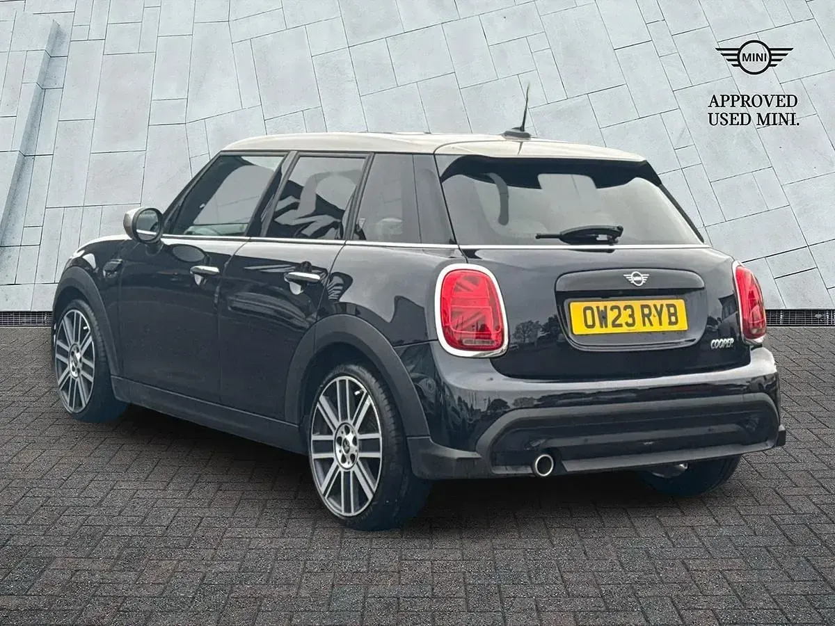 Begagnad Mini Cooper Exclusive 134 HK (98 kW) 2023 Svart Halvkombi