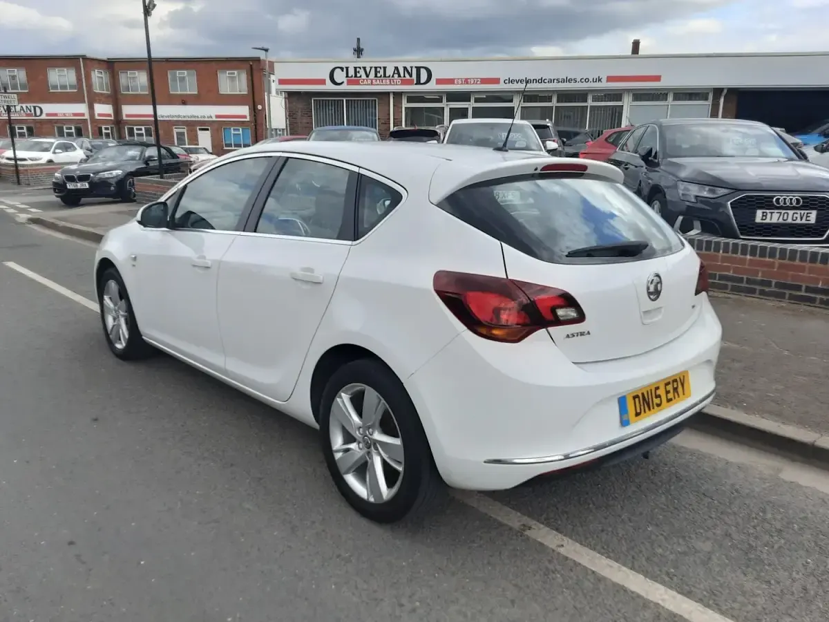 Used Vauxhall Astra SRi 2015 White Hatchback