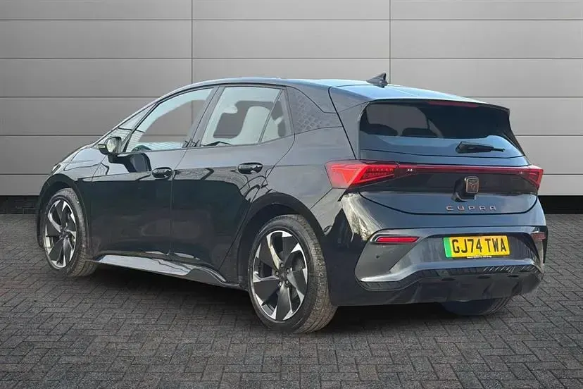 Begagnad Cupra Born e-Boost 169 kW (231 HK) 2024 Svart Halvkombi