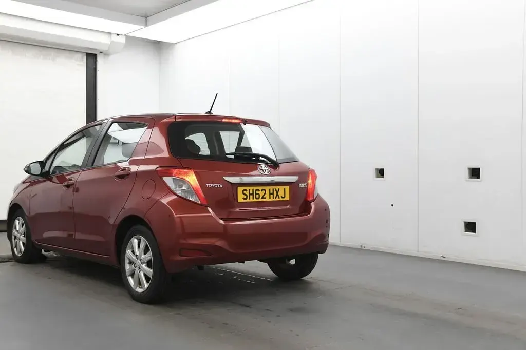 Used Toyota Yaris Multidrive S 99 HP (72 kW) 2012 Red Hatchback