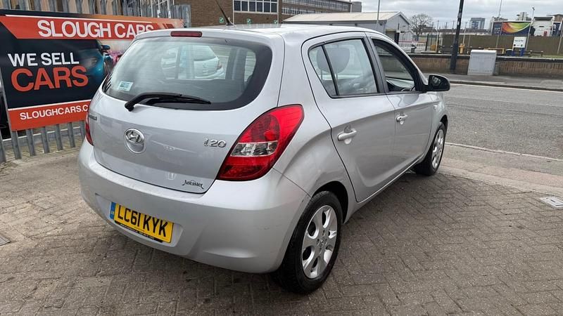Used Hyundai i20 Comfort 77 HP (56 kW) 2011 Silver Hatchback