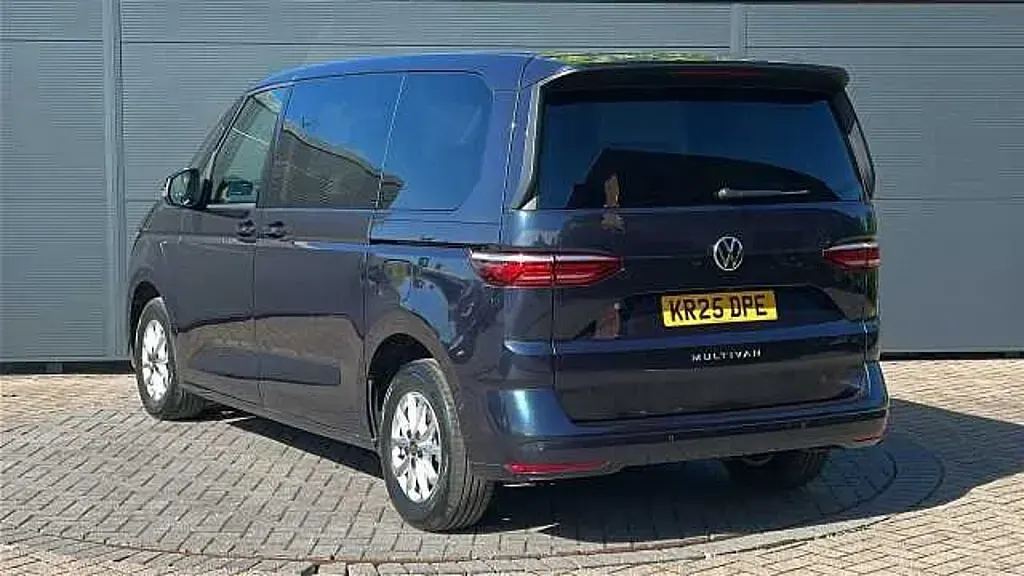Begagnad VW Multivan Life 150 HK (110 kW) 2025 Blå Minibuss