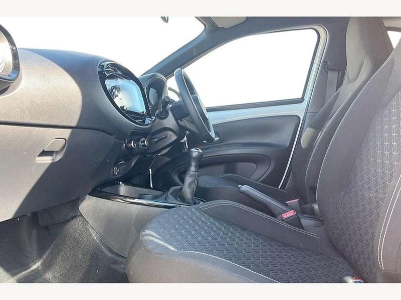 Used Toyota Aygo X 72 HP (52 kW) 2023 White SUV