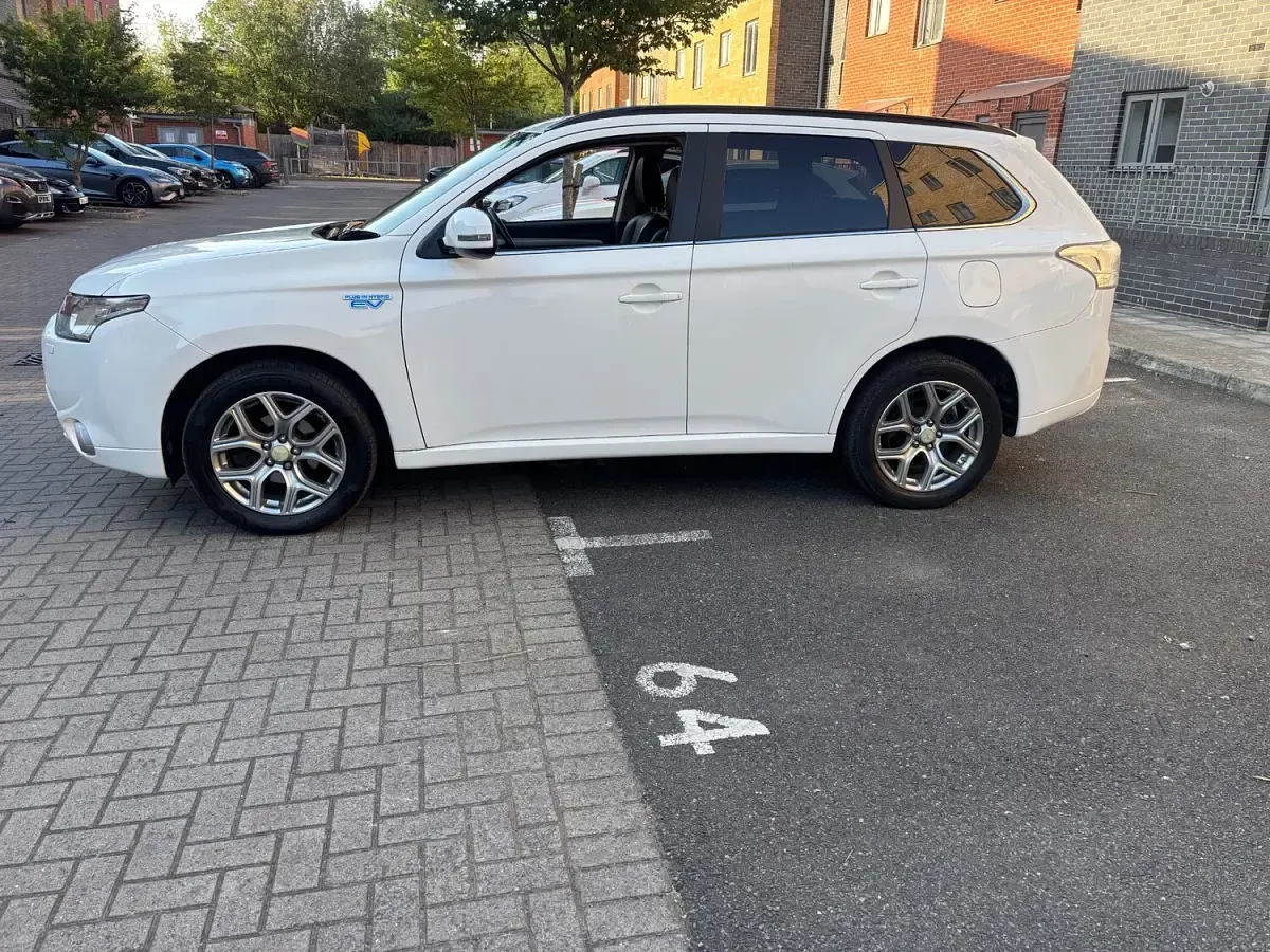 Used Mitsubishi Outlander P-HEV 2014 White Estate