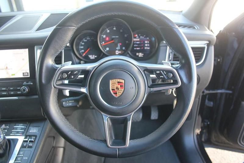 Begagnad Porsche Macan 252 HK (185 kW) 2017 Svart SUV