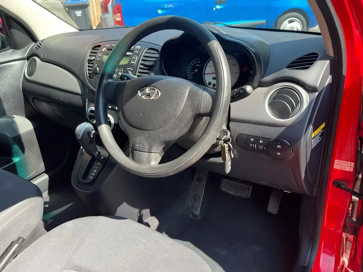 Used Hyundai i10 Comfort 77 HP (56 kW) 2010 Red Hatchback