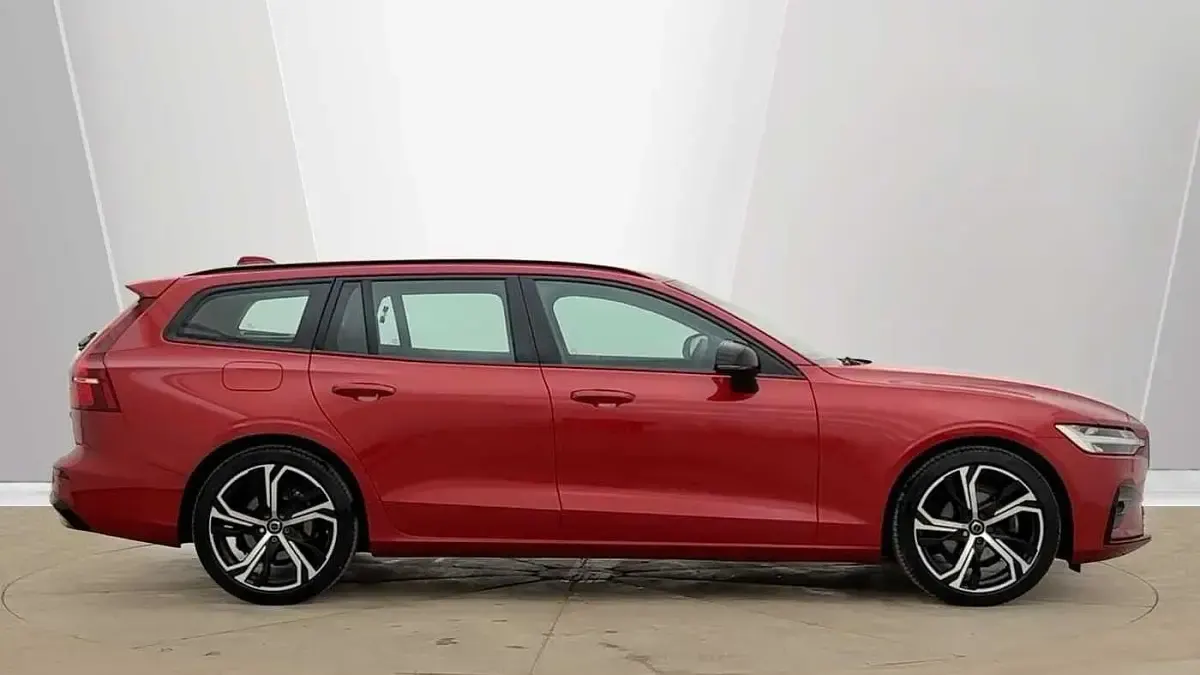 Usado Volvo V60 Plus 2025 Vermelho Carrinha