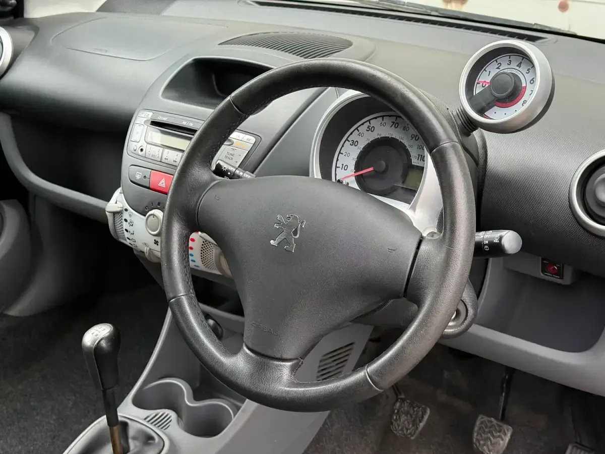 Używany Peugeot 107 Allure 68 KM (50 kW) 2010 Czarny Hatchback