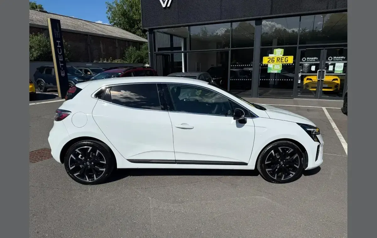 Used Renault Clio Techno 90 HP (66 kW) 2025 White Hatchback