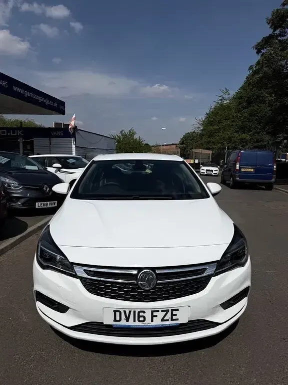 Used Vauxhall Astra Elite 2016 White Hatchback