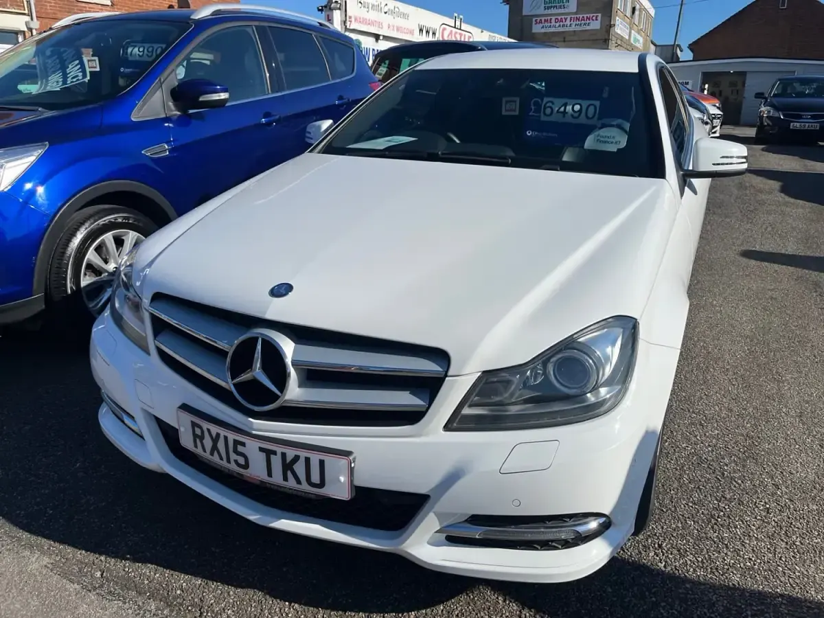 Używany Mercedes C220 Executive 170 KM (125 kW) 2015 Biały Coupe
