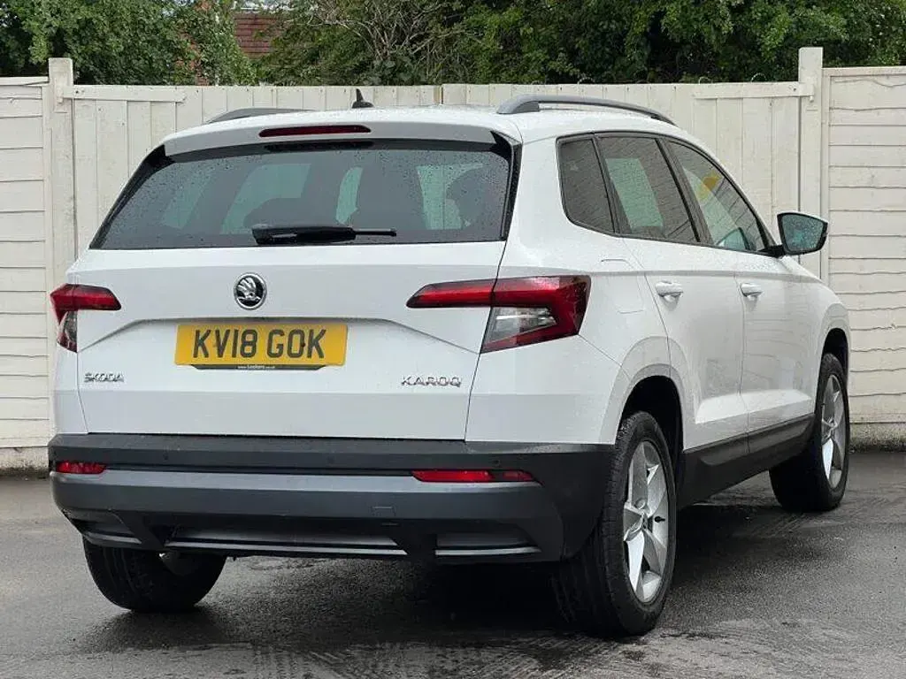 Used Skoda Karoq SE 115 HP (84 kW) 2018 White SUV