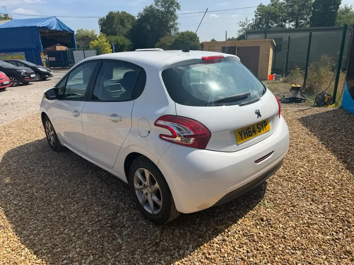 Used Peugeot 208 Active 82 HP (60 kW) 2014 White Hatchback