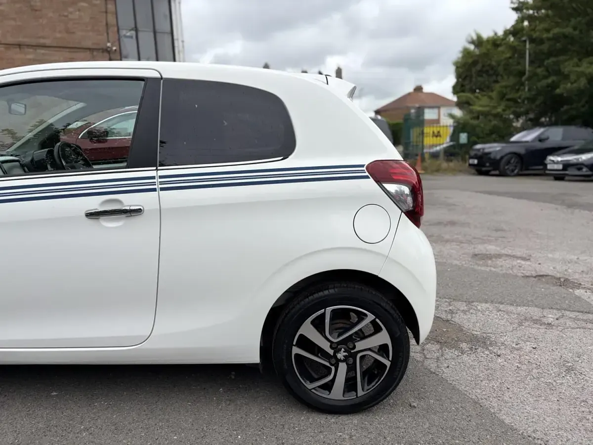 Used Peugeot 108 Collection 82 HP (60 kW) 2018 White Hatchback