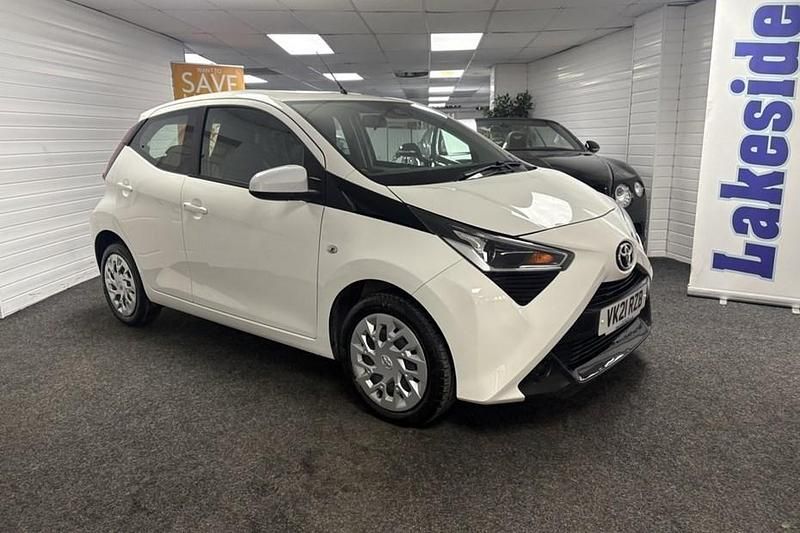 Used Toyota Aygo X-play 72 HP (52 kW) 2021 White Hatchback
