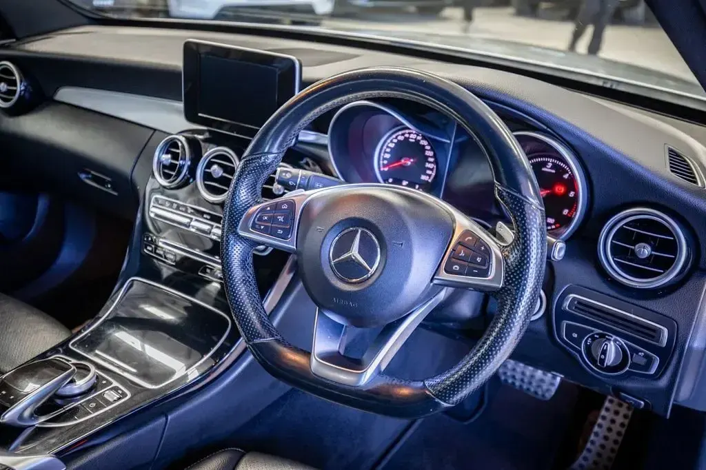 Used Mercedes C220 AMG Line Premium 170 HP (125 kW) 2017 Silver Sedan