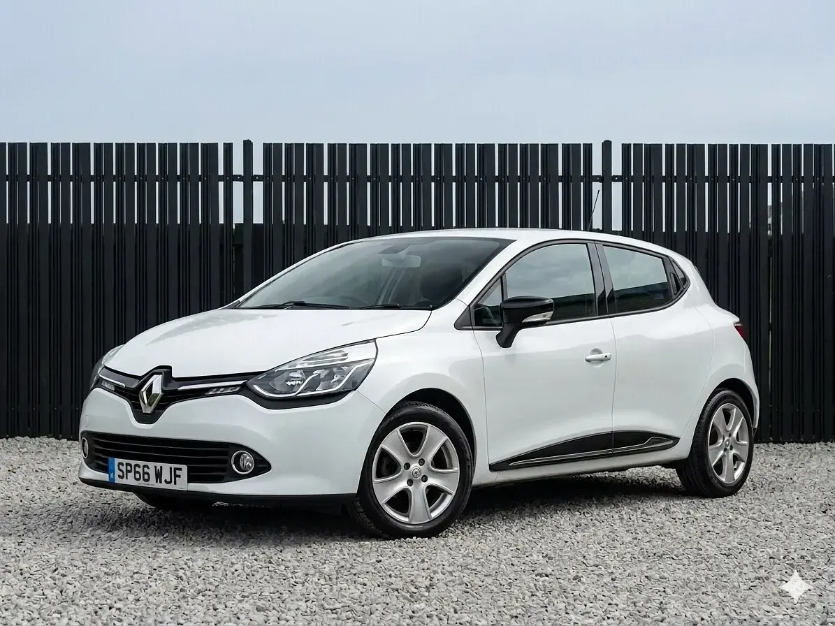 Used Renault Clio Dynamique 90 HP (66 kW) 2016 White Hatchback