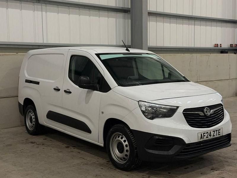 Second-hand Vauxhall Combo 100 CP (73 kW) 2024 Alb Monovolum