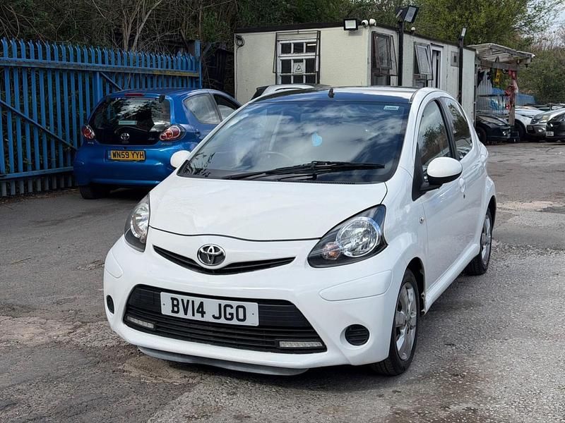 Used Toyota Aygo Style 68 HP (50 kW) 2014 White Hatchback