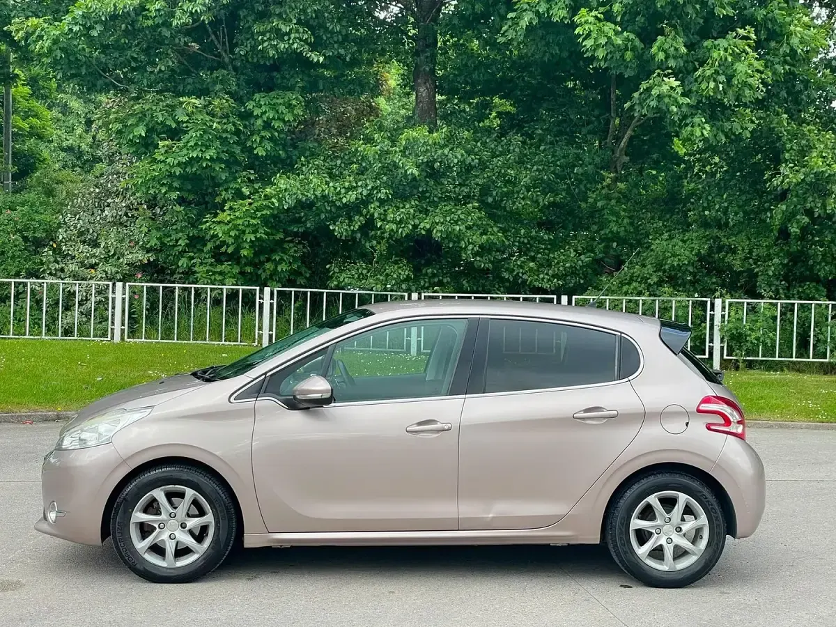 Used Peugeot 208 Allure 68 HP (50 kW) 2013 Pink Hatchback