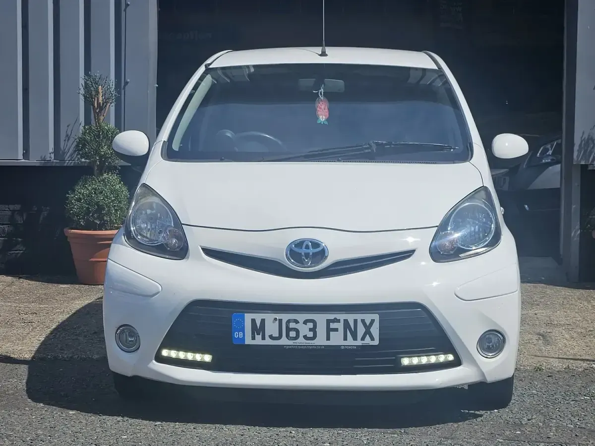 Used Toyota Aygo 68 HP (50 kW) 2013 White Hatchback