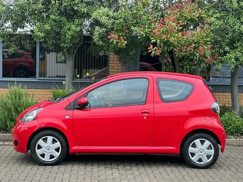 Used Toyota Aygo 67 HP (49 kW) 2009 Red Hatchback
