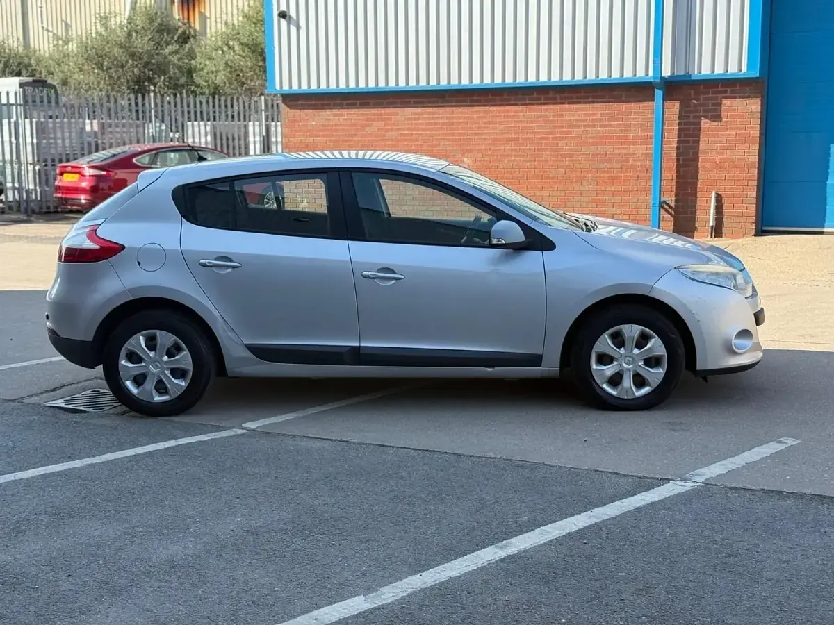 Used Renault Mégane Expression 2010 Silver Hatchback