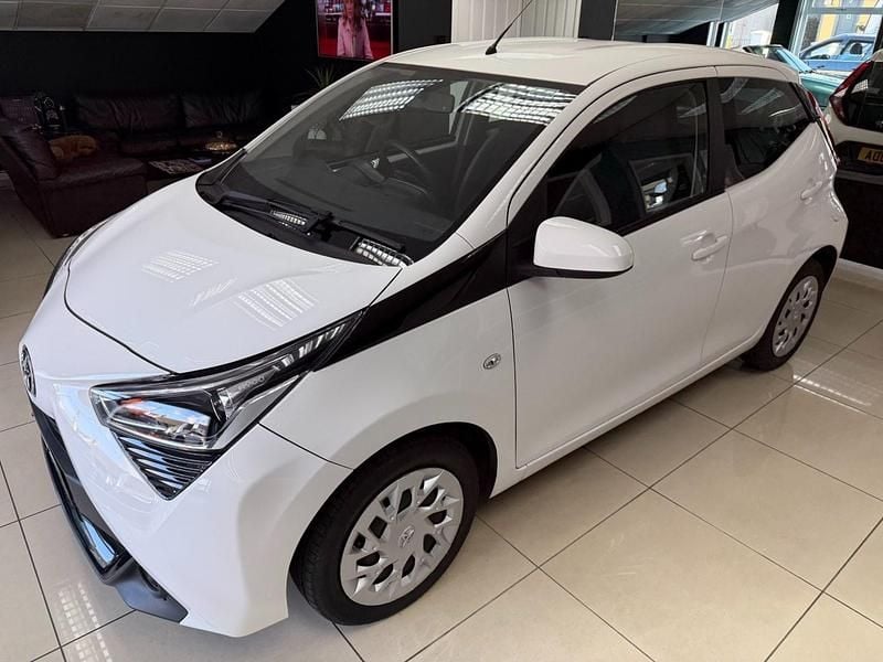 Used Toyota Aygo X-play 2018 White Hatchback